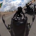Ces 2 motards jouent à 