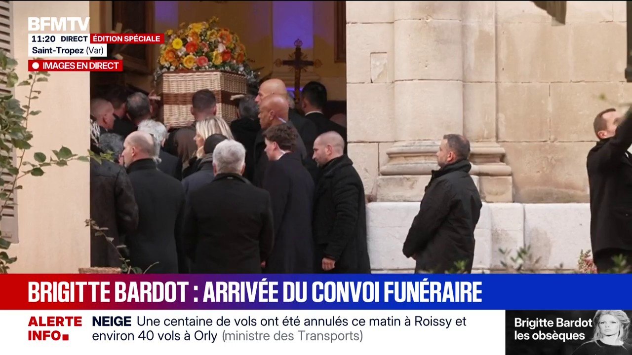 Le cercueil de Brigitte Bardot entre dans l'église Notre-Dame de l'Assomption de Saint-Tropez