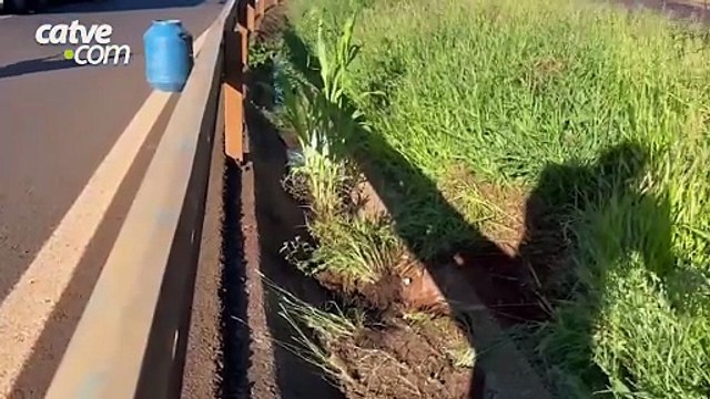 Caminhão tomba no Trevo Cataratas e altera trânsito na BR-277