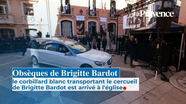 Obsèques de Brigitte Bardot : le corbillard blanc transportant le cercueil de Brigitte Bardot est arrivé à l'église