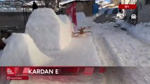 Sivas'ta bir kişi evinin önüne kardan araç ve gemi yaptı