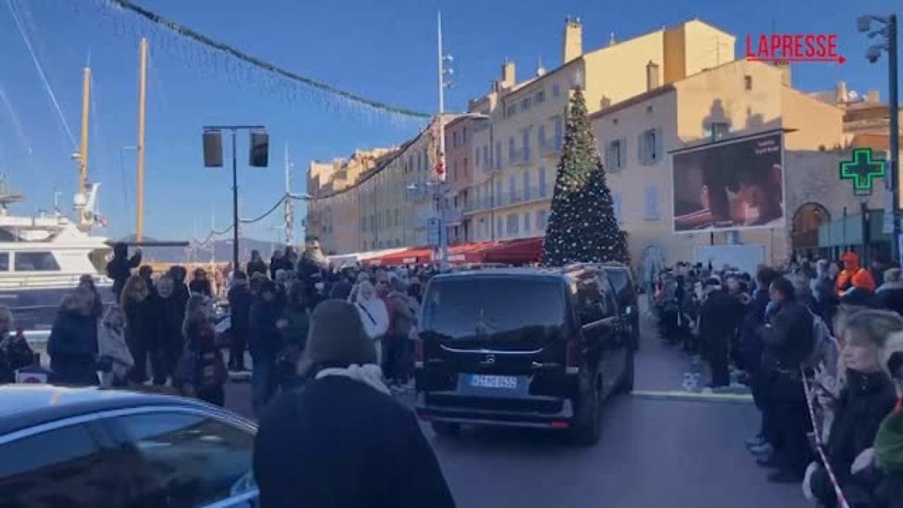 L'ultimo saluto a Brigitte Bardot: la folla riunita di fronte ai maxischermi a Saint-Tropez
