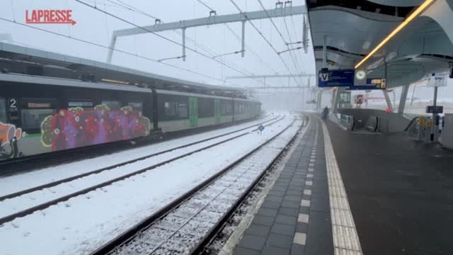 Temperature gelide colpiscono i Paesi Bassi: Amsterdam sommersa dalla neve, decine di voli cancellati
