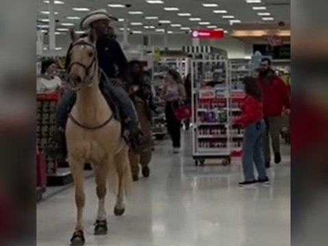 Verrückte Aktion: Duo reitet auf Pferd durch Supermarkt