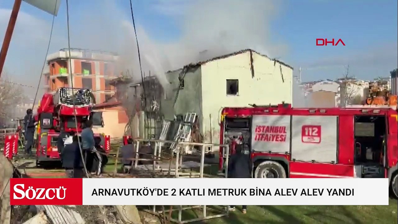 Arnavutköy'de 2 katlı metruk bina alev alev yandı