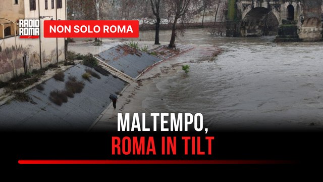 Il maltempo flagella anche Roma: esonda il fiume Aniene, voragini in strada e traffico in tilt