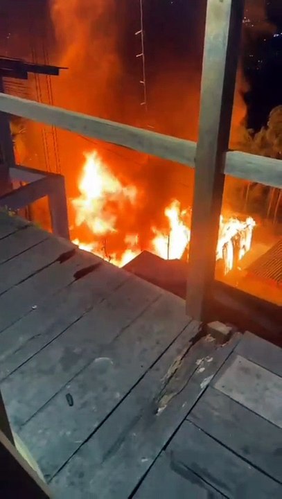 Homem em surto coloca fogo na própria casa com a família dentro em Blumenau