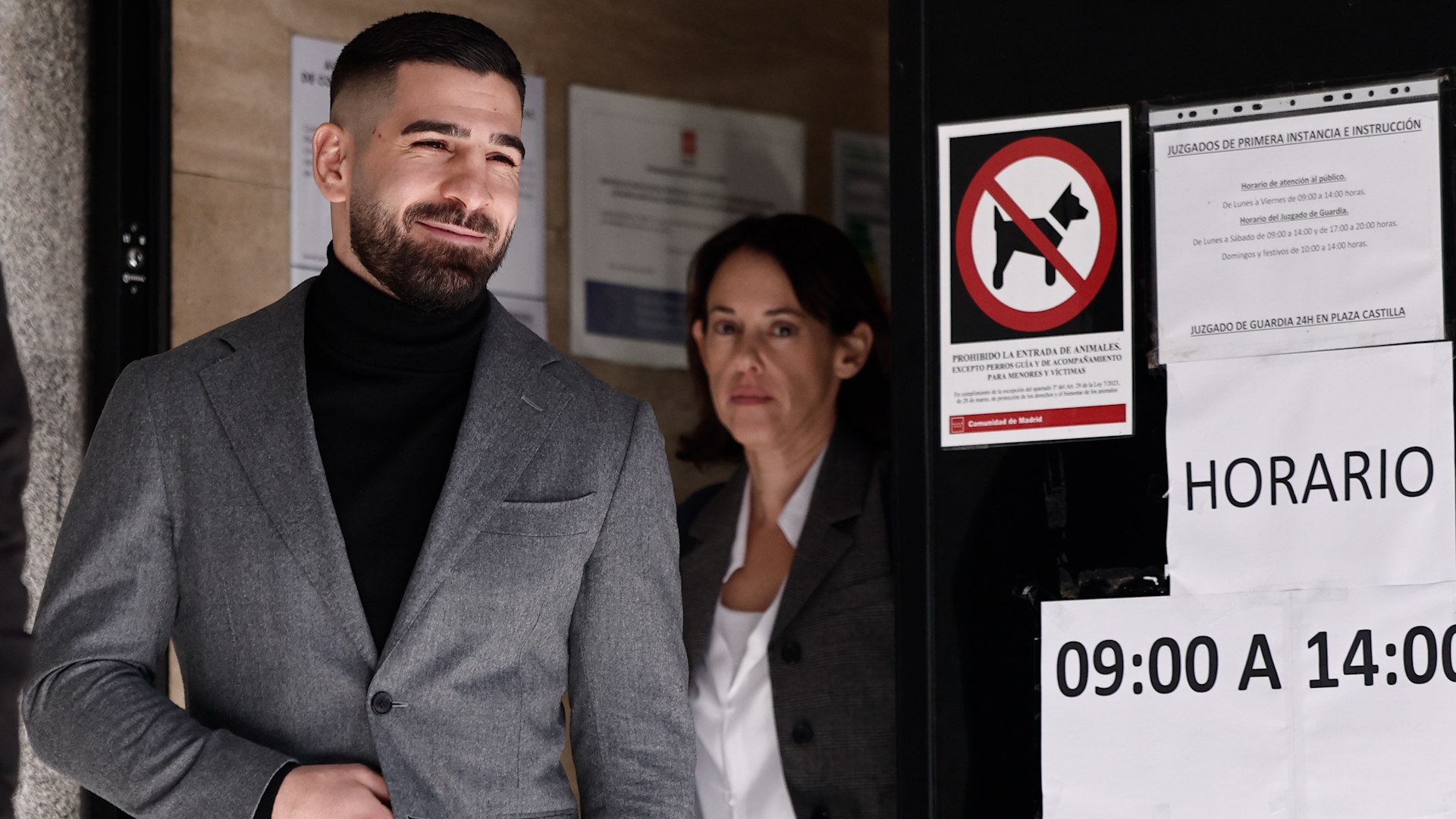 Ilia Topuria, campe�n de la UFC y una de las figuras m�s populares del deporte espa�ol, ha sido visto este mi�rcoles saliendo sonriente del juzgado tras declarar en relaci�n con su hija, en el marco del proceso de separaci�n que mantiene con su expareja. El luchador hispanogeorgiano, de 29 a�os, atraviesa as� uno de los momentos m�s delicados desde que alcanz� la fama internacional.

Topuria no solo se ha consolidado como icono del oct�gono, sino tambi�n como referente social por su lucha contra el bullying, las drogas y su defensa de distintas causas internacionales. Su popularidad le ha granjeado admiradores entre j�venes y celebridades como Omar Montes o Pablo Motos. Sin embargo, desde hace un mes su imagen p�blica se ha visto envuelta en pol�mica.

Seg�n ha podido saber LOC, el deportista ha sido citado a declarar en el Juzgado de Violencia sobre la Mujer n�mero 1 de M�stoles en el contexto de su divorcio con la empresaria venezolana Giorgina Uzcategui, madre de su hija de un a�o. La causa se tramita en este juzgado especializado tras una denuncia interpuesta por su expareja el pasado 18 de noviembre, en la que se le acusa de presuntos malos tratos, incluyendo "violencia dom�stica y de g�nero", as� como "lesiones y maltrato familiar".

Por el momento, el caso sigue en fase judicial y no existe una resoluci�n firme.