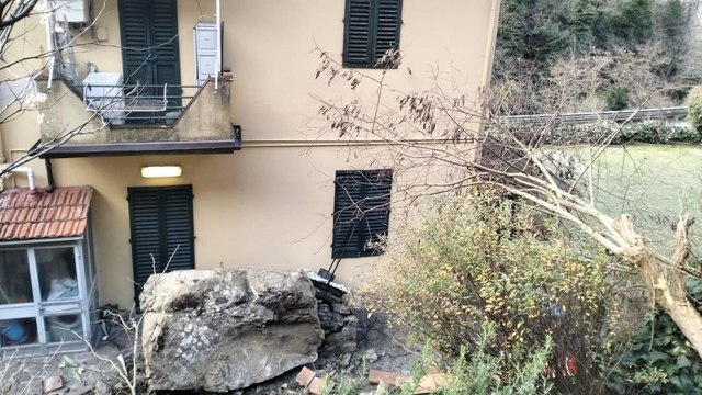 Grosso masso frana vicino ad una casa a Pian del Mugnone: tragedia sfiorata