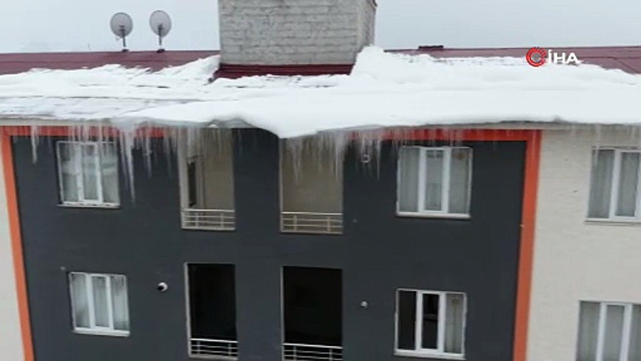 Saçaklarda ölüm sessizliği: Dev buz sarkıtları yoldan geçenlere ecel terleri döktürüyor!