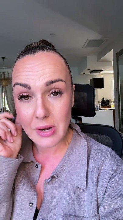 Retour des sourcils fins des années 90 👀J’ai voulu tester pour voir si cette tendance emblématique me va… ou pas 😅Team sourcils fins ou team sourcils naturels ?