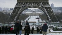 Francia, la Tour Eiffel parzialmente imbiancata