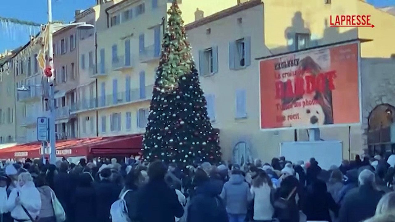 Funerali Brigitte Bardot, la folla si riunisce di fronte ai maxischermi a Saint-Tropez
