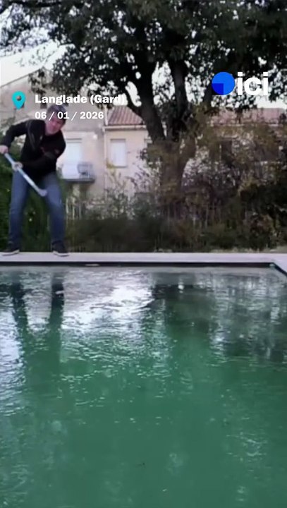 A Langlade (Gard), sa piscine gelée : il en  profite pour jouer au hockey sur glace !