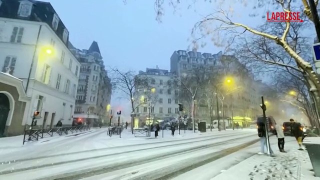 Francia, forte nevicata a Parigi: strade bloccate e voli cancellati