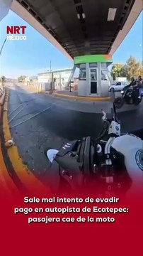 🏍️💥 Un motociclista decidió saltarse la caseta de cobro en la autopista de Ecatepec, sin imaginar que su acompañante no iba bien sujetada y terminó cay3ndo al asfalto.