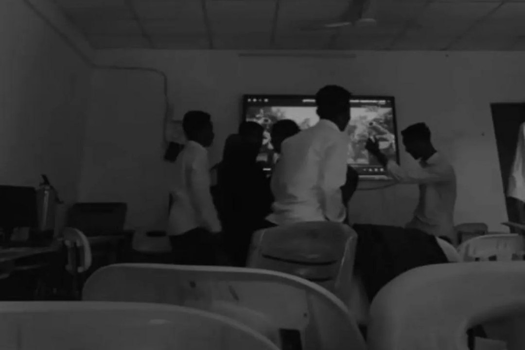 सरकारी स्कूल में अश्लील भोजपुरी गाने पर 11वीं के छात्रों ने किया डांस, Video वायरल होते ही मचा हडक़ंप