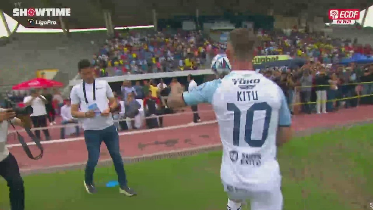 El mayor tierra trágame que se ha visto en una presentación de un futbolista: te va a costar creer lo que sucede