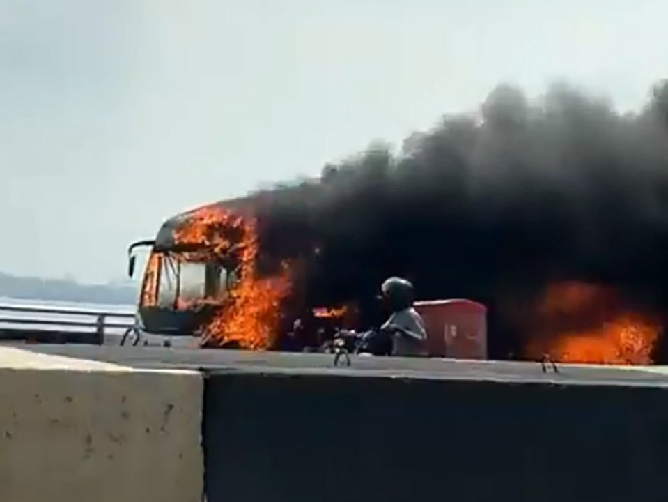 Treibstoff entzündet sich: Bus brennt komplett ab