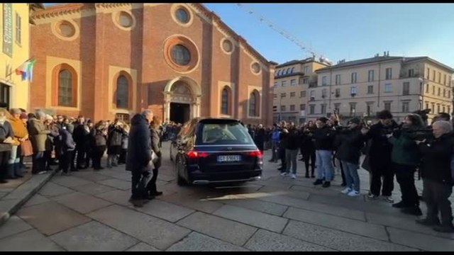 Crans-Montana, l'arrivo del feretro di Chiara Costanzo in chiesa