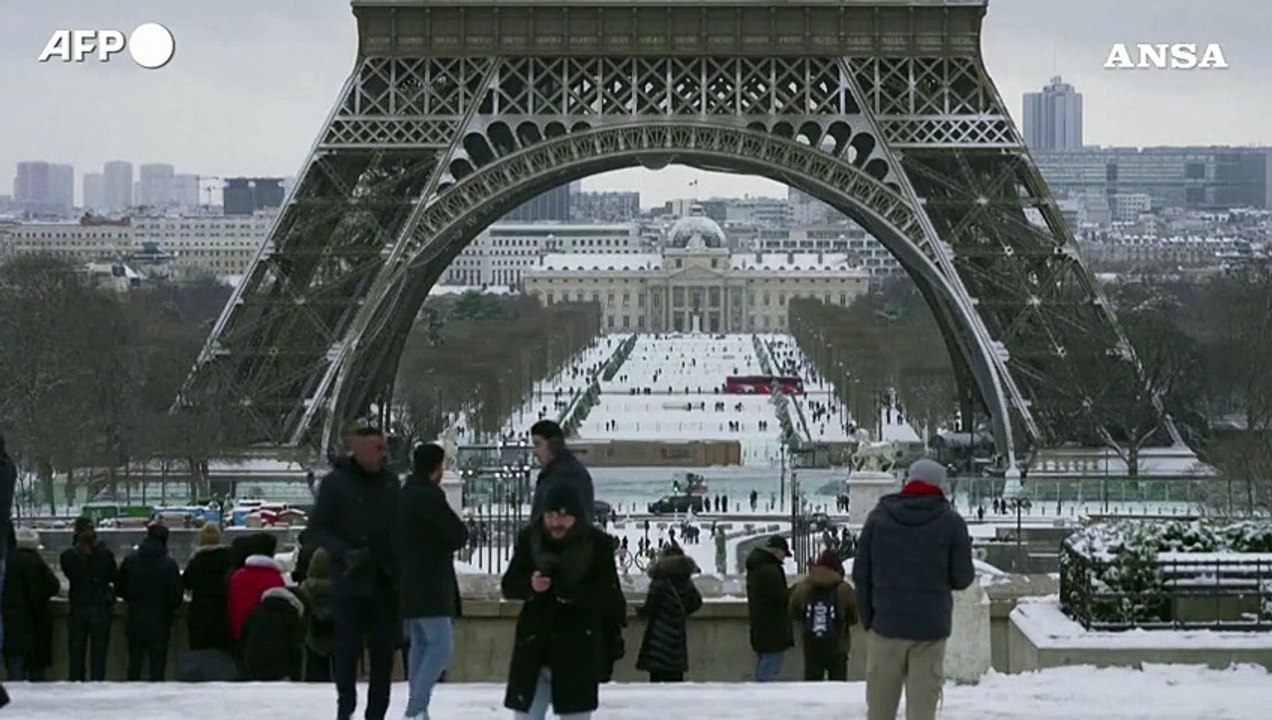 Parigi sotto la neve, si imbianca anche la Torre Eiffel