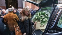 Il video del funerale del 16enne morto a Crans-Montana, la madre di Giovanni Tamburi: «Qui c'è un corpo, la sua anima non finisce qui»