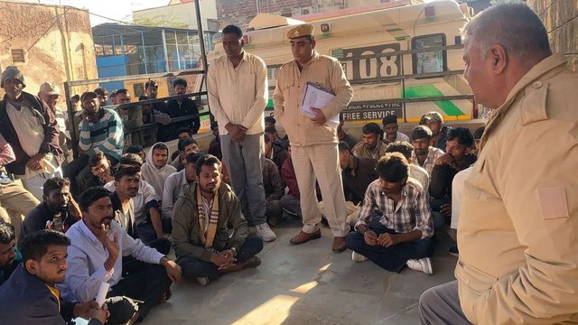 Video: गुस्साए लोगों ने मोर्चेरी के आगे दिया धरना, आरोपी चालक पर लापरवाही से गाड़ी चलाने का आरोप