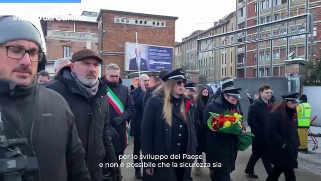 Alessandro Ambrosio, oltre 200 al presidio dopo l'omicidio del capotreno: video
