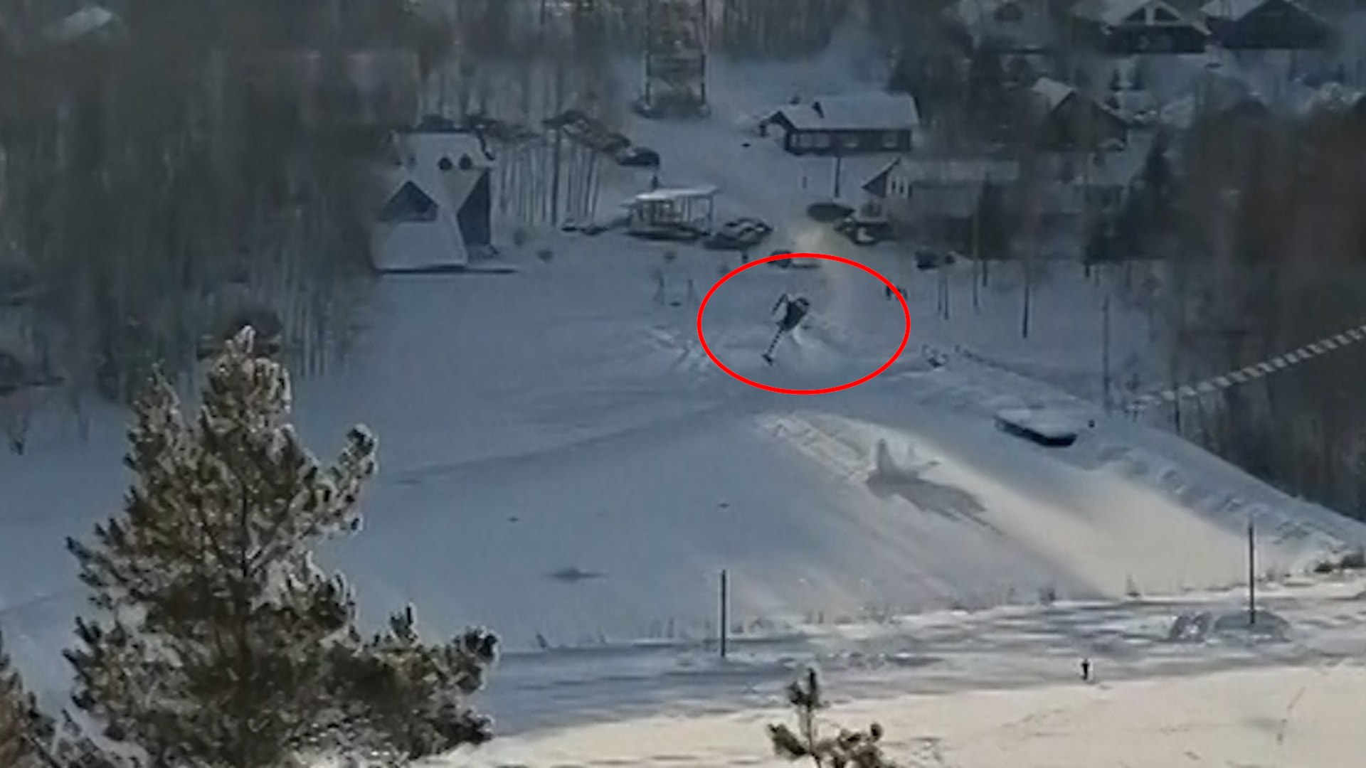 Un helicóptero choca contra los cables de un teleférico y cae al vacío en Rusia