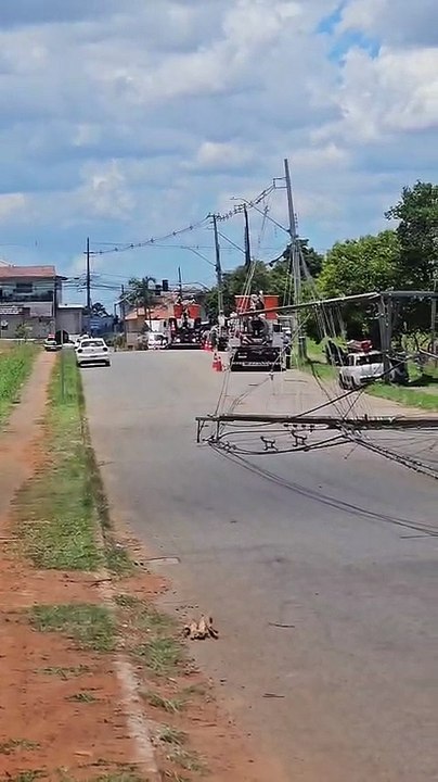 Caminhão-caçamba derruba seis postes em rua de Curitiba