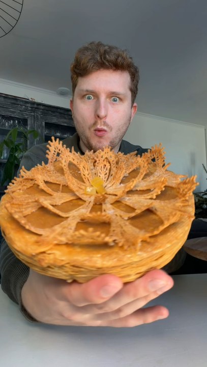 Galette des rois Nina Métayer 😍✨Une galette spectaculaire, à la frangipane, citron confit et notes de verveine ✨🎉Tu sais quelle sera la prochaine galette ? 👀👑#food #degustation #kingcake #paris #ninametayer