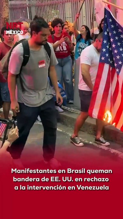 📢 Manifestantes prendieron fuego a la bandera de Estados Unidos frente al consulado estadounidense en Río de Janeiro, en una protesta contra la reciente captura de Nicolás Maduro por parte de Estados Unidos y las acciones militares en Venezuela.