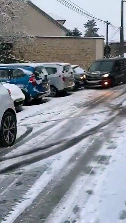 Sa réaction face à des voitures piégées par le verglas est mythique