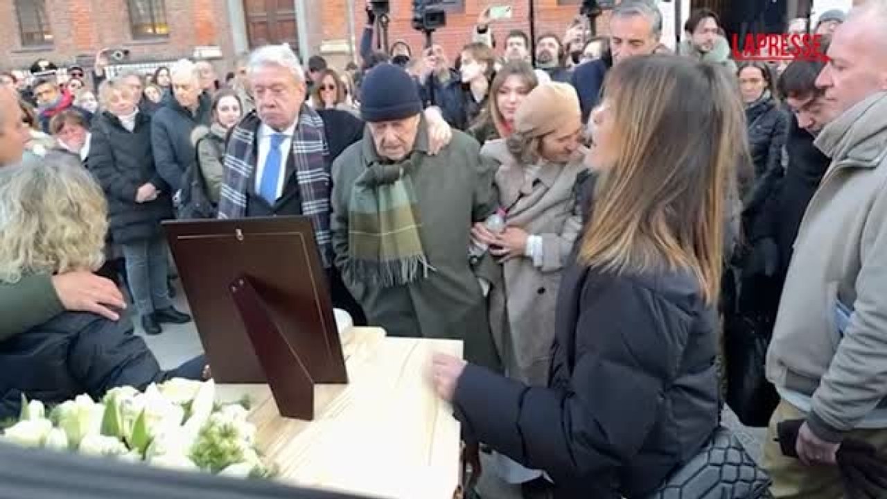 Ai funerali di Achille Barosi i familiari cantano «Perdutamente» di Achille Lauro
