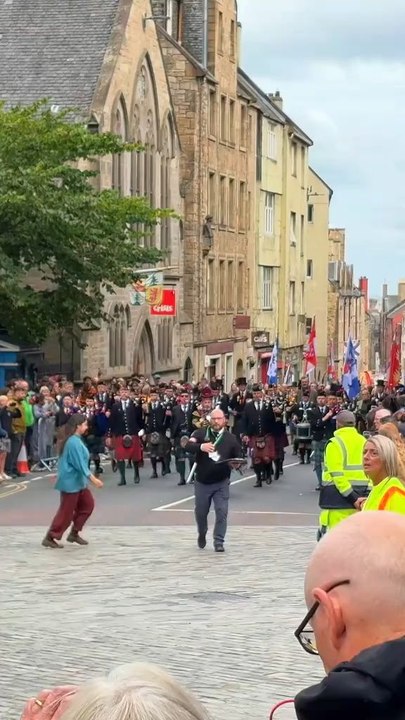 The Edinburgh 900 People's Procession was also celebrating Edinburgh's 900th anniversary. The procession was led by Scottish broadcaster and actor Grant Stott. 💙🏴💙