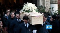 Lacrime, abbracci, canti: a Milano i funerali di Chiara Costanzo e Achille Barosi. Il videoracconto