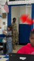 Cette maman militaire rentre de son déploiement et surprend sa fille dans son école