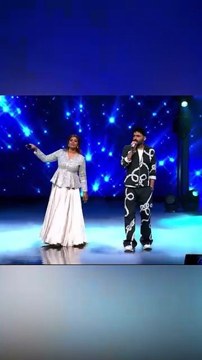 Kapil Sharma and Shreya Ghoshal singing on the stage of Indian Idol
