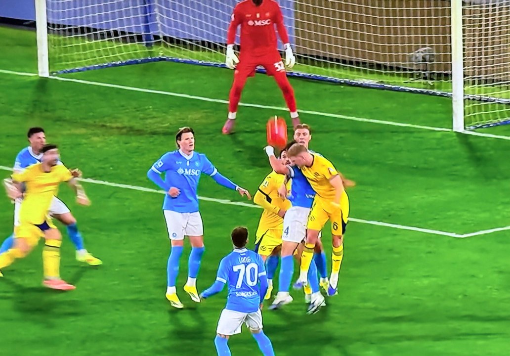 Napoli derubato al Maradona! Rigore regalato al Verona: la polemica arbitrale