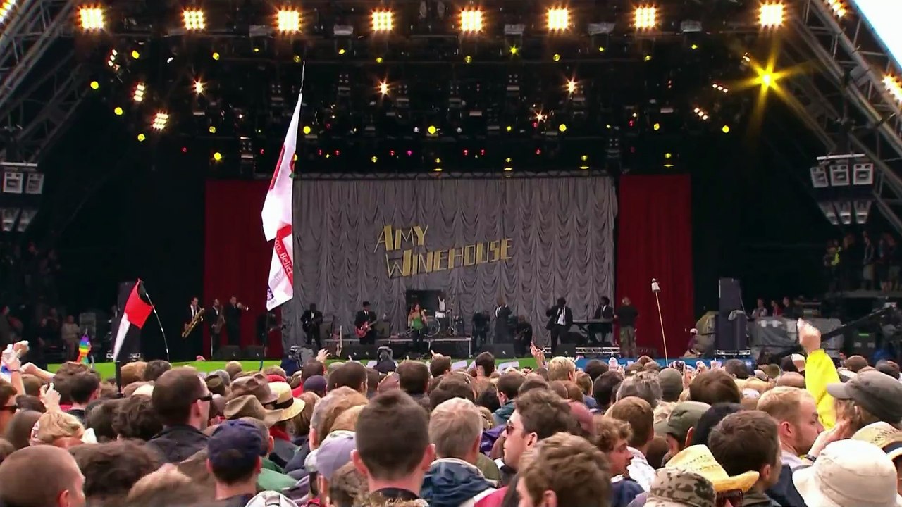 Valerie (The Zutons cover) - Amy Winehouse (live)