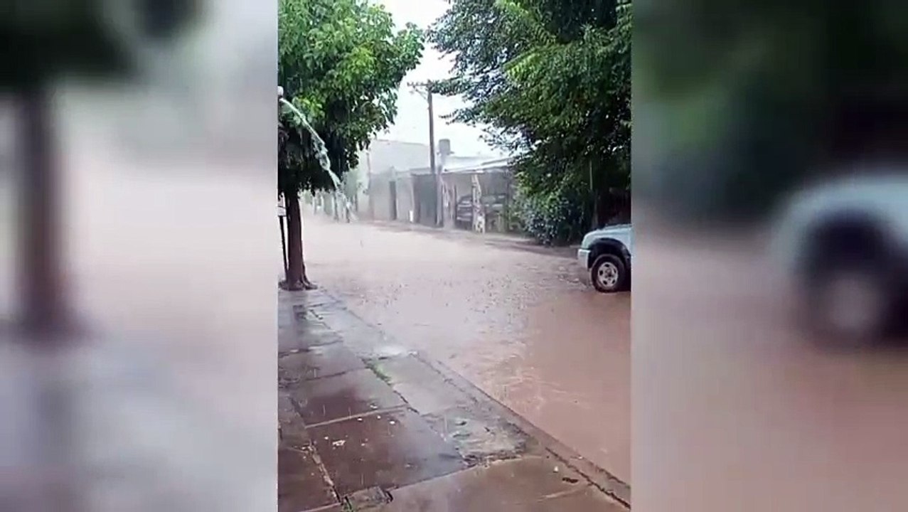 Rosario de Lerma bajo el agua: calles inundadas, un canal desbordado y rutas cortadas en el Valle
