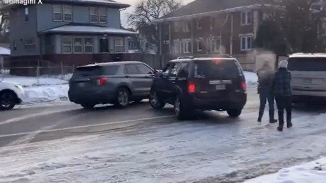 Il video dell'agente Ice che spara e uccide una donna a Minneapolis durante una operazione anti immigrazione