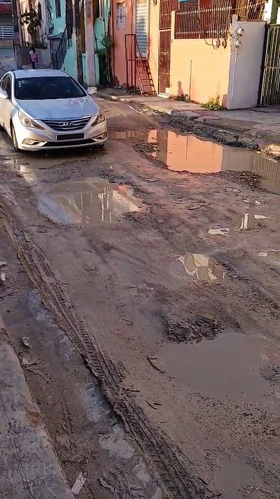 Residentes denuncian mal estado de calles por ampliación del metro de Los Alcarrizos