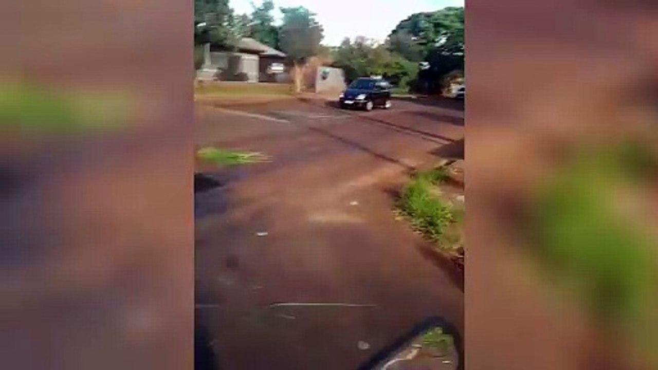 Transitar age rápido e cobre mancha de óleo com cimento em cruzamento no Bairro Interlagos