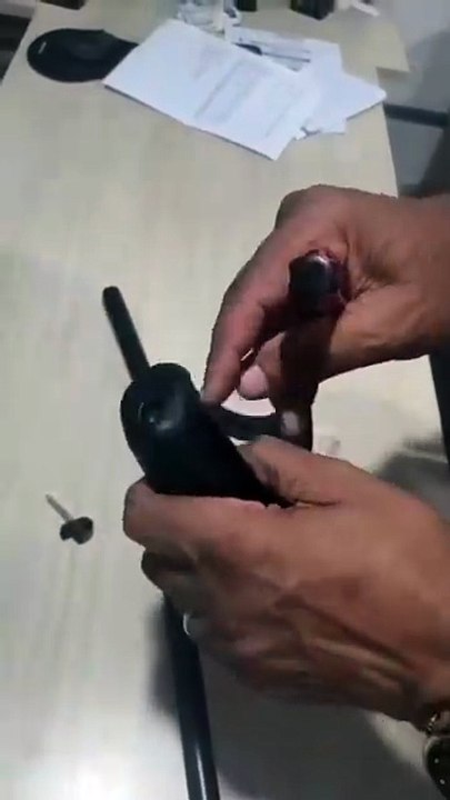 Idosa é flagrada tentando entrar em cadeia com drogas e eletrônicos escondidos em muleta e chinelo