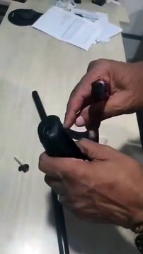 Idosa é flagrada tentando entrar em cadeia com drogas e eletrônicos escondidos em muleta e chinelo