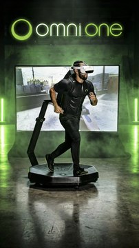Virtuix Omni One est une plateforme de réalité virtuelle immersive qui permet de marcher et se déplacer physiquement dans les jeux, offrant une expérience de gaming totalement active.