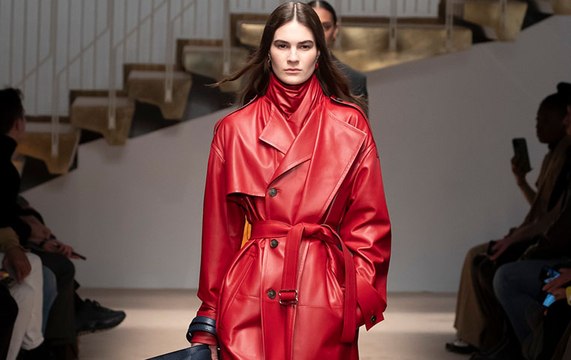 الجلد يتصدّر المشهد: ستة تصاميم أنيقة لخزانة شتوية شيك