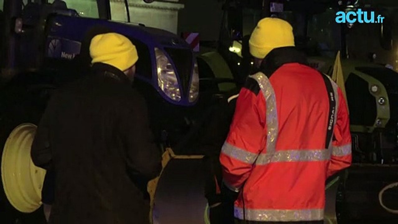 Des agriculteurs au pied de la Tour Eiffel et d...
