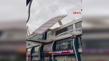 Avcılar'da şiddetli rüzgar nedeniyle iş merkezinin dış cephe kaplaması ve çatısı uçtu